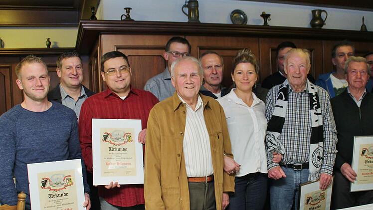 Die Familie der Geehrten des TSV Steinach (zweier von links) Vorstand Thomas Burger. Ganz rechts Vorstand Reiner Wehner.  Foto: Werner Vogel