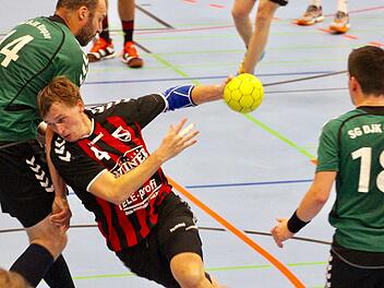 Bad Brückenaus Christian Karl in Aktion gegen Rimpars Markus Forster (links).Sebastian Schmitt