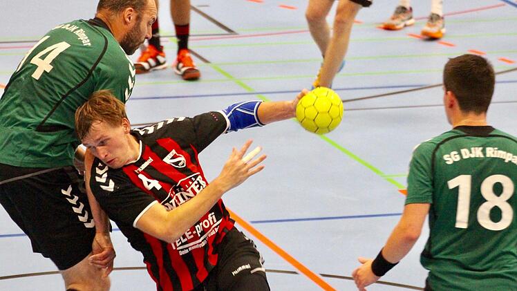 Bad Brückenaus Christian Karl in Aktion gegen Rimpars Markus Forster (links).Sebastian Schmitt