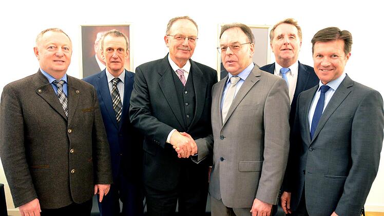 Mit zu den Gratulanten gehörten von links: Landrat Thomas Bold, Schulrat Rupert Kestler, Abteilungsdirektor Gustav Eirich, der "neue" Schulrat Harald Bötsch, Schulamtsdirektor  und fachlicher Leiter Klaus Jörg sowie Bertram Odoj, Schulrat an der Regierung von Unterfranken.  Peter Rauch