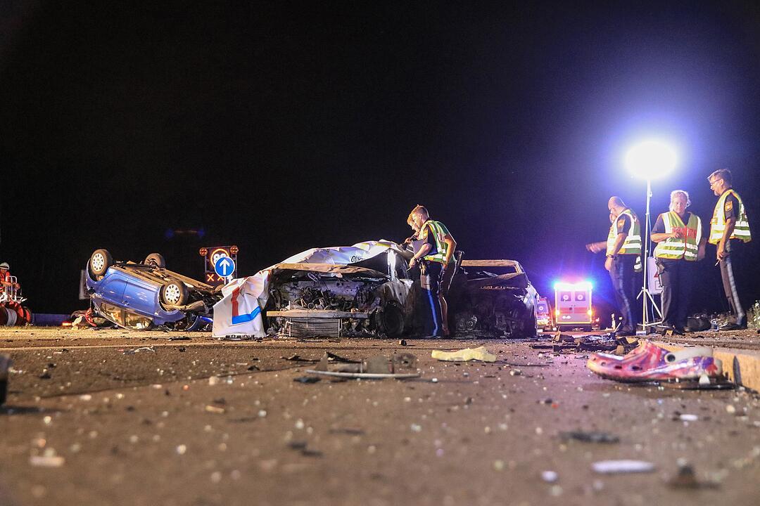 Zwei Tote, vier Schwerverletzte bei Unfall auf A3