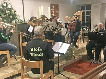 "Bloß Blech" hatten musikalisch weihnachtlich aufgerüstet mit zwei Harfen, einem Blockflötenquartett, Hackbrett, Akkordeon, Querflöte und Orgel für ihren Auftritt in der Christuskirche.  Foto: Gerhard Geuder