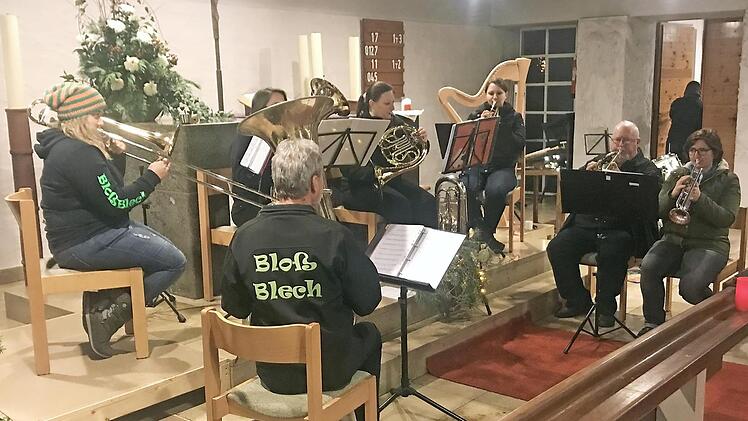 "Bloß Blech" hatten musikalisch weihnachtlich aufgerüstet mit zwei Harfen, einem Blockflötenquartett, Hackbrett, Akkordeon, Querflöte und Orgel für ihren Auftritt in der Christuskirche.  Foto: Gerhard Geuder