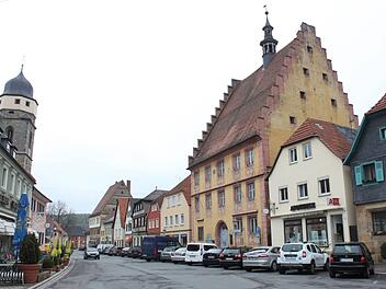 Das Rathaus in Weismain ist der herausragende Bau am Marktplatz und stark sanierungsbedürftig. Nun ist eine herausragende Förderung durch den Bund zugesagt.  Popp