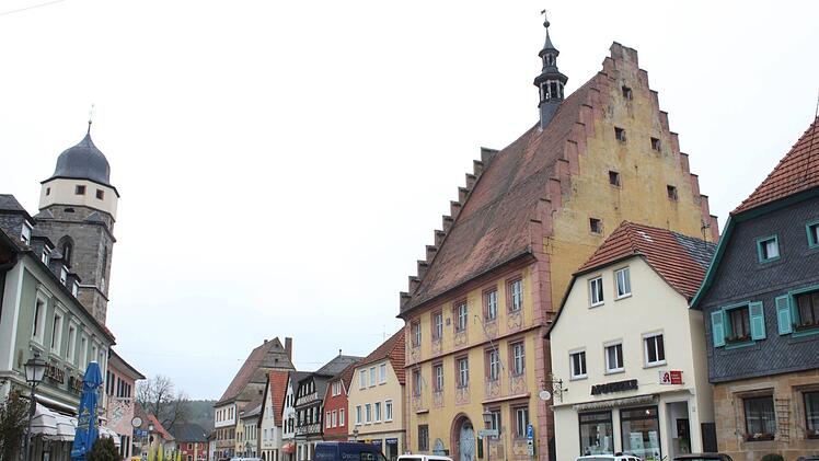 Das Rathaus in Weismain ist der herausragende Bau am Marktplatz und stark sanierungsbedürftig. Nun ist eine herausragende Förderung durch den Bund zugesagt.  Popp