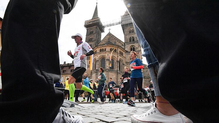Mehr als 11 000 Läufer gingen beim Weltkulturerbelauf über die verschiedenen Distanzen an den Start. Beim Brose-Lauf mussten die Spitzenläufer aber einen Umweg machen. Nun ist auch der Grund bekannt. Rinklef