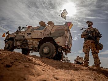 Bisher ohne Kampfauftrag: Bundeswehr-Soldat in Mali Foto: M. Kappeler, dpa