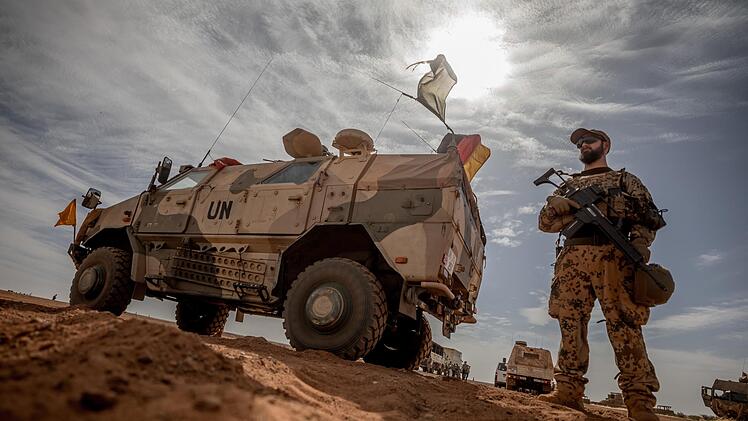 Bisher ohne Kampfauftrag: Bundeswehr-Soldat in Mali Foto: M. Kappeler, dpa