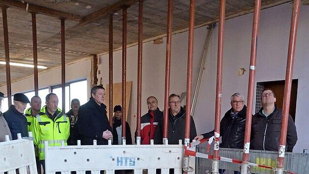 Der Bausenat besichtigte im Januar die Baustelle der Grundschule in Einberg. Auch wenn die Einnahmen der Stadt einbrechen, k&ouml;nnen solche Projekte nicht gestoppt werden. Foto: CT-Archiv/Rainer Lutz