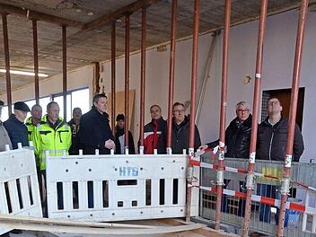 Der Bausenat besichtigte im Januar die Baustelle der Grundschule in Einberg. Auch wenn die Einnahmen der Stadt einbrechen, können solche Projekte nicht gestoppt werden. Foto: CT-Archiv/Rainer Lutz