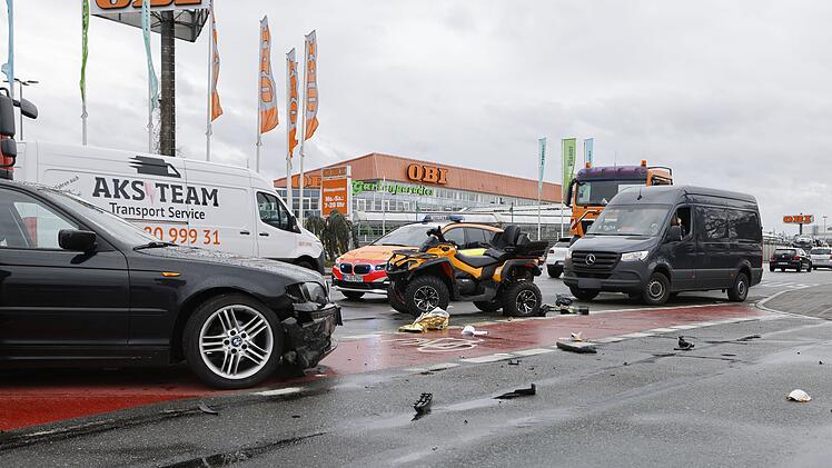 BMW st&ouml;&szlig;t im Kreuzungsbereich mit Quad zusammen