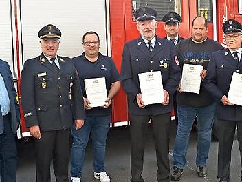 Vier Aktive wurden mit den staatlichen Ehrenzeichen in Silber und Gold geehrt. Mit Urkunde von links: Bastian Renk, Roland Jakob, Steffen Hauck, Roland Daum. Mit im Bild von links: Mario M&uuml;ller (Vorsitzender), Gerhard L&ouml;ffler (Landratstellvertreter), Joachim Ranzenberger (Kreisbrandrat), Matthias Raab (Kommandant), Harald Schnappauf (Kreisbrandinspektor), Klaus Dressel (3. B&uuml;rgermeister).