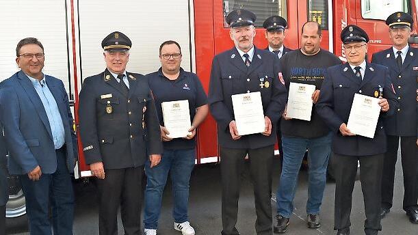 Vier Aktive wurden mit den staatlichen Ehrenzeichen in Silber und Gold geehrt. Mit Urkunde von links: Bastian Renk, Roland Jakob, Steffen Hauck, Roland Daum. Mit im Bild von links: Mario M&uuml;ller (Vorsitzender), Gerhard L&ouml;ffler (Landratstellvertreter), Joachim Ranzenberger (Kreisbrandrat), Matthias Raab (Kommandant), Harald Schnappauf (Kreisbrandinspektor), Klaus Dressel (3. B&uuml;rgermeister).