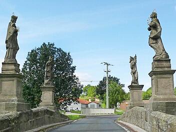 Sicherlich eine der schönsten Brücken im Haßbergekreis: die rund 250 Jahre alte Barockbrücke bei Frickendorf. Die Sanierung des Bauwerks verzögert sich, weil hier der Denkmalschutz ein gewichtiges Wort mitzureden hat. 2015 könnte es losgehen.  Foto: Manfred Wagner