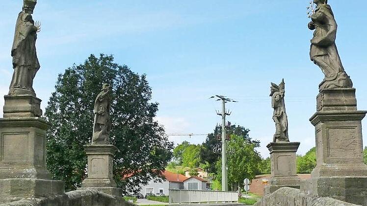 Sicherlich eine der schönsten Brücken im Haßbergekreis: die rund 250 Jahre alte Barockbrücke bei Frickendorf. Die Sanierung des Bauwerks verzögert sich, weil hier der Denkmalschutz ein gewichtiges Wort mitzureden hat. 2015 könnte es losgehen.  Foto: Manfred Wagner