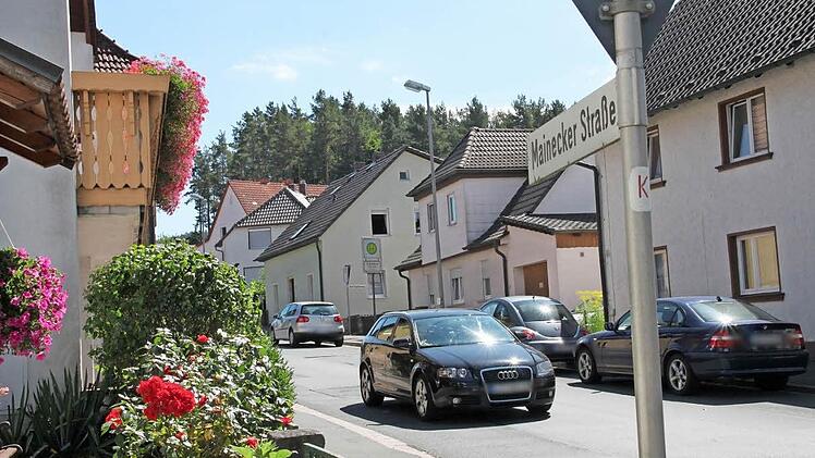 In der Mainecker Straße in Baiersdorf nagt der Zahn der Zeit an den Kanälen unterhalb der Straßendecke. Sanierungs- und Erneuerungsmaßnahmen würden Kosten von bis zu einer halben Million Euro verursachen. Foto: Stephan Stöckel
