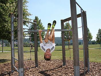 Bei unserem Test besuchten die Kinder den Spielplatz am Kleinfeldlein in Bad Bocklet (im Bild). Hier gab es gute Noten für die Sauberkeit. Kaum war der Bericht veröffentlicht, wurde der benachbarte Spielplatz im Amselweg auf Vordermann gebracht - zur Freude der Eltern.  Foto: Ralf Ruppert