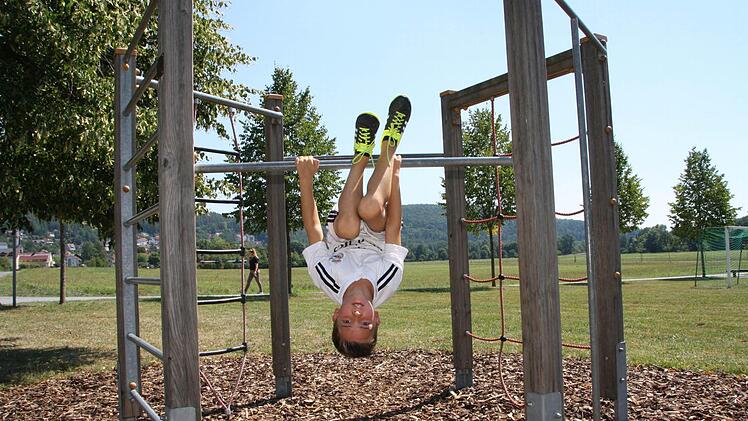 Bei unserem Test besuchten die Kinder den Spielplatz am Kleinfeldlein in Bad Bocklet (im Bild). Hier gab es gute Noten für die Sauberkeit. Kaum war der Bericht veröffentlicht, wurde der benachbarte Spielplatz im Amselweg auf Vordermann gebracht - zur Freude der Eltern.  Foto: Ralf Ruppert