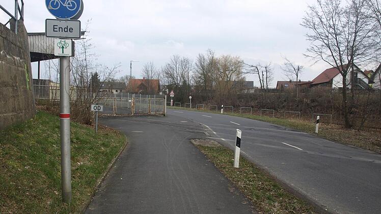 Wer mit dem Fahrrad von Ebenhausen nach Oerlenbach fährt, sollte rechtzeitig auf die Kreisstraße in Höhe der Retzbachkapelle wechseln. Am Ende des Radwegs ist nämlich die Sicht eingeschränkt. Foto: Stefan Geiger