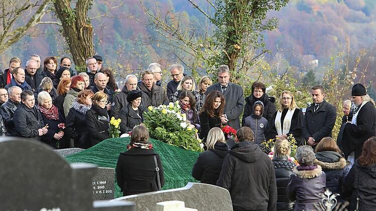 Rund 200 Trauergäste erwiesen Oleg Popov auf dem Egloffsteiner Friedhof die letzte Ehre.  Foto: Barbara Herbst