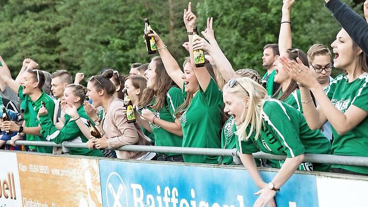 Für die gastgebenden Vereine springt bei Relegationsspielen einiges heraus. Sie dürfen nicht nur die Einnahmen aus der Gastronomie behalten, sondern erhalten zusätzlich 15 Prozent der Eintrittsgelder als Platzmiete.  Foto: Heinrich Weiß