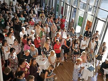 Rund 200 Frauen folgten der Einladung Humls und dr&auml;ngten sich im Foyer des Theaters.  Fotos: Anna Gartiser