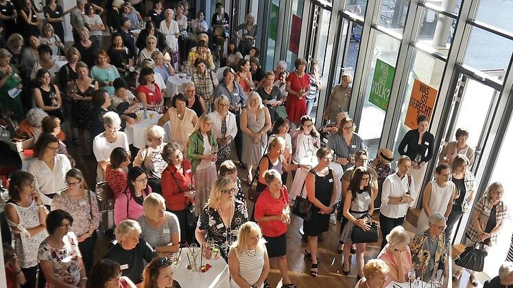 Rund 200 Frauen folgten der Einladung Humls und dr&auml;ngten sich im Foyer des Theaters.  Fotos: Anna Gartiser