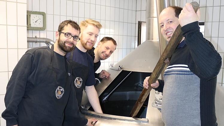 Beim Bierbrauen gibt es immer etwas zu tun: Auch wenn viele Arbeitsschritte mittlerweile technisiert sind, gilt es, alles im Blick zu behalten; von rechts im Bild sind Braumeister Jürgen Fischer mit Simon Gerstenkorn, Stefan Plott und Sebastian Wagner von den Fleisch- und Wurstfreunden Ebern-Heubach.Janina Reuter