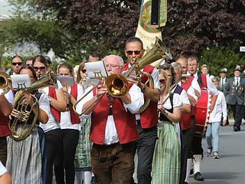 Der Festzug in Langensendelbach Foto: Barbara Herbst