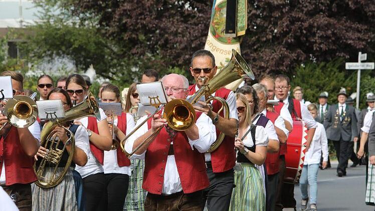 Der Festzug in Langensendelbach Foto: Barbara Herbst