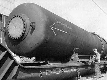 150-Tonnen-Monstrum kommt 1958 per Tieflader nach Coburg Foto: CT-Archiv / Frick