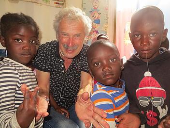 Die Zuneigung der Kinder vor Ort ist für Roland Grebner die größte Motivation.  Fotos: privat