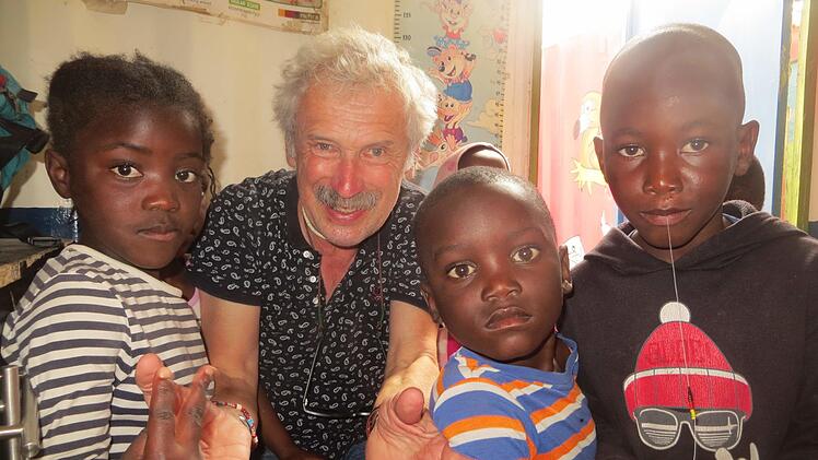 Die Zuneigung der Kinder vor Ort ist für Roland Grebner die größte Motivation.  Fotos: privat