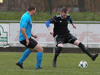 Michael Fischer und der FC Unter-/Oberrodach (blaues Trikot) wollen beim SV Gifting raus aus der Krise. Für den FC Burggrub um Daniel Kalb und die SG Kleintettau II/Buchbach hat das direkte Aufeinandertreffen im Tabellenkeller bereits vorentscheidenden Charakter.  Foto: Lisa Hümmer