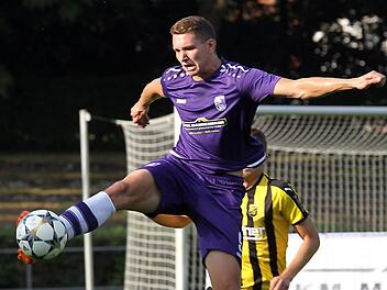 Mit seiner erfolgreichen Direktabnahme erl&ouml;ste Patrick G&ouml;rtler (vorne) den FC Eintracht sp&auml;t.  Foto: sportpress