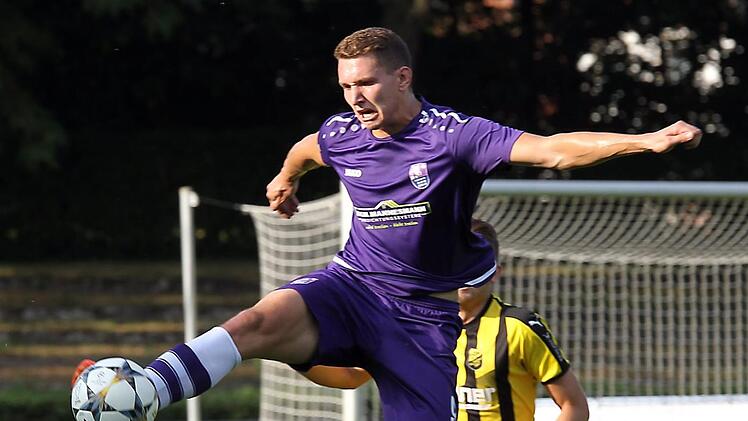 Mit seiner erfolgreichen Direktabnahme erl&ouml;ste Patrick G&ouml;rtler (vorne) den FC Eintracht sp&auml;t.  Foto: sportpress