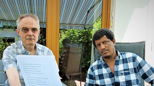 Hanns-Georg Schmidt ist der neue Migration- und Integrationsbeauftragte der Gemeinde Neuenmarkt. Unser Bild zeigt ihn mit einem Hilfesuchenden aus &Auml;thopien. Foto: Werner Rei&szlig;aus
