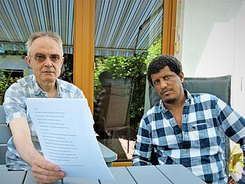 Hanns-Georg Schmidt ist der neue Migration- und Integrationsbeauftragte der Gemeinde Neuenmarkt. Unser Bild zeigt ihn mit einem Hilfesuchenden aus Äthopien. Foto: Werner Reißaus
