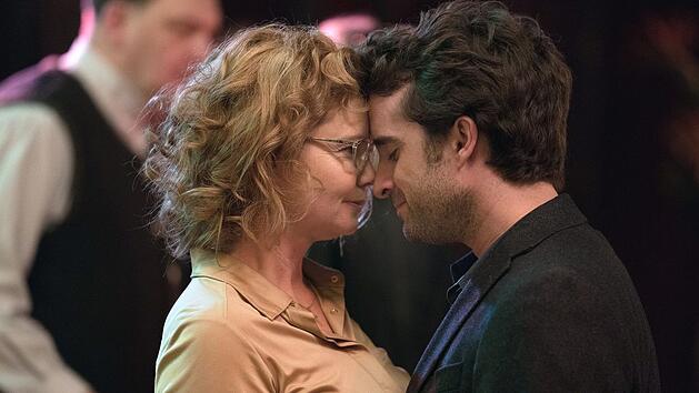 Gesa (Annette Frier) und Thorsten (Oliver Wnuk) geben sich vertraut. Die beiden sind seit dem Abi zusammen. Doch ist ihre Ehe so gut, wie es scheint?
