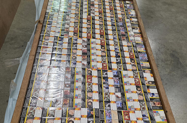 A3 bei Kitzingen: Zoll enttarnt aufwendiges Schmugglerversteck - 15.000 Zigaretten entdeckt