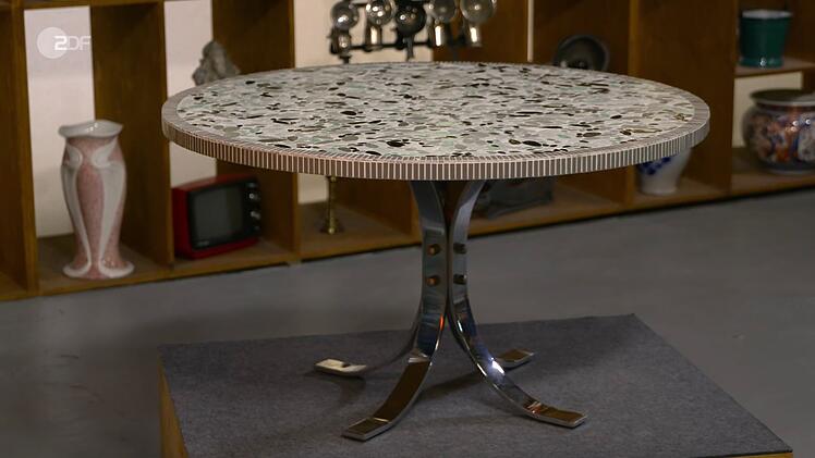 Expertin Ra&szlig;bach vermutete den Glask&uuml;nstler Heinz Lilienthal als K&uuml;nstler f&uuml;r den Mosaiktisch. Doch es fehlten Signatur und Herstellermarke. F&uuml;r das 1960er-Jahre-St&uuml;ck w&uuml;nschte sich die Verk&auml;uferin 400 bis 500 Euro, Ra&szlig;bach sch&auml;tzte nur 250 bis 300 Euro. Verkauft wurde dennoch: Markus Wildhagen zahlte am Ende 250 Euro.