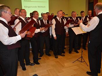 Der Jubiläumschor "Sängerrunde" Welitsch bei einem Auftritt im April im Jugendheim Pressig. Links Vorsitzender Rüdiger Detsch, rechts Ehrenchorleiter Hans Konrad. Foto: K.H. Hofmann