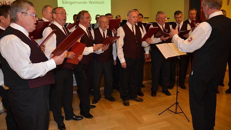 Der Jubiläumschor "Sängerrunde" Welitsch bei einem Auftritt im April im Jugendheim Pressig. Links Vorsitzender Rüdiger Detsch, rechts Ehrenchorleiter Hans Konrad. Foto: K.H. Hofmann