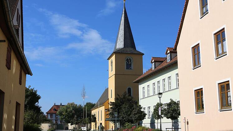 Blick auf Schule, Kirche und Jesuitenschloss in Sambach.