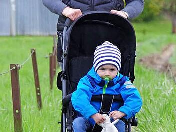 Sabrina Hofmann müht sich mit ihrem Sohn Tim über den holprigen, löchrigen Weg. Fotos: Marco Meißner