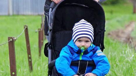 Sabrina Hofmann müht sich mit ihrem Sohn Tim über den holprigen, löchrigen Weg. Fotos: Marco Meißner