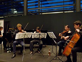 Die Pianistin und Komponistin Maria Baptist gastierte mit einem jungen Streichquartett beim Coburger Verein. Foto: Jochen Berger