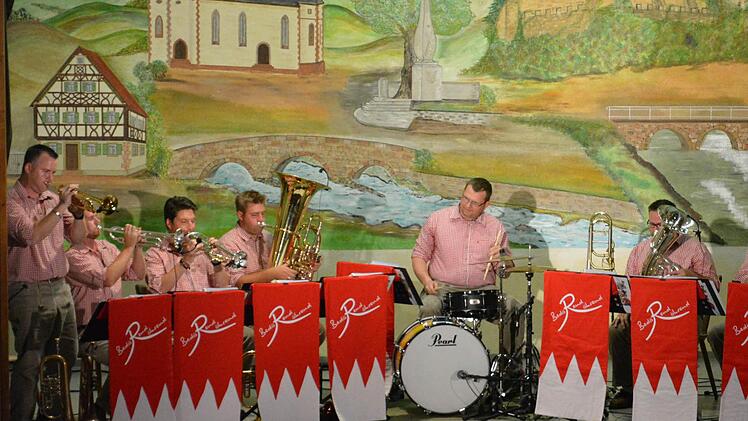 Sieht nur so traditionell aus: Bedörend Röhrend in der Aschacher Zehnthalle.  Foto: Björn Hein