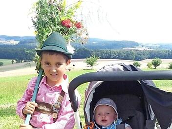 Auf die Bergmesse auf dem Hünenhügel zwischen Schönbach und Gleisenau freuen sich auch die kleine Leni Kaiser und Emanuel Kleinhenz.  Foto: Ralf Naumann