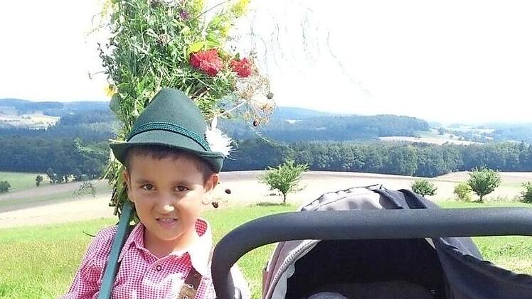 Auf die Bergmesse auf dem Hünenhügel zwischen Schönbach und Gleisenau freuen sich auch die kleine Leni Kaiser und Emanuel Kleinhenz.  Foto: Ralf Naumann